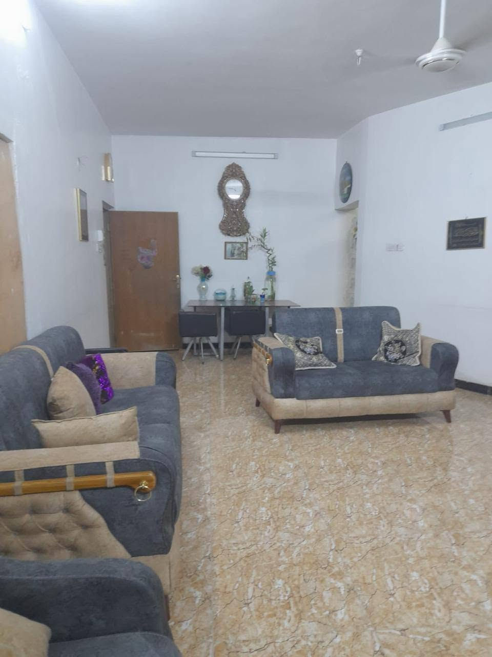 /// على بركة الله تعالى ///
بيت طابو صرف للبيع 
الموقع تجاري 
المساحة// ٢٥٠متر  (الواجهة ١٢ونص متر× النزال٢٠متر)
التفاصيل البيت// طابقين
الطابق الاول //غرفة نوم واستقبال وصالة ومطبخ ومخزن وهول  وصحيات وحديقة وكراج وتشجير
الطابق الثاني //٤ غرف نوم وصالة وصحيات وبيتونة وسطح كبير
الخدمات كاملة// تبليط ومجاري وماء  كهرباء
البيت يصلح موقع استثماري او عمارة تجارية او سكني
العنوان //الزعفرانية. الاربع شوارع مجاور مول الحامد ..الشارع العام
السعر// للاستفسار مراجعة مكتب دلالية المصطفى للعقار الزعفرانية الاربع شوارع خلف ماركت اللؤلؤة مجاور أسواق القبس اوالاتصال او مراسلة واتس اب ***********او***********
