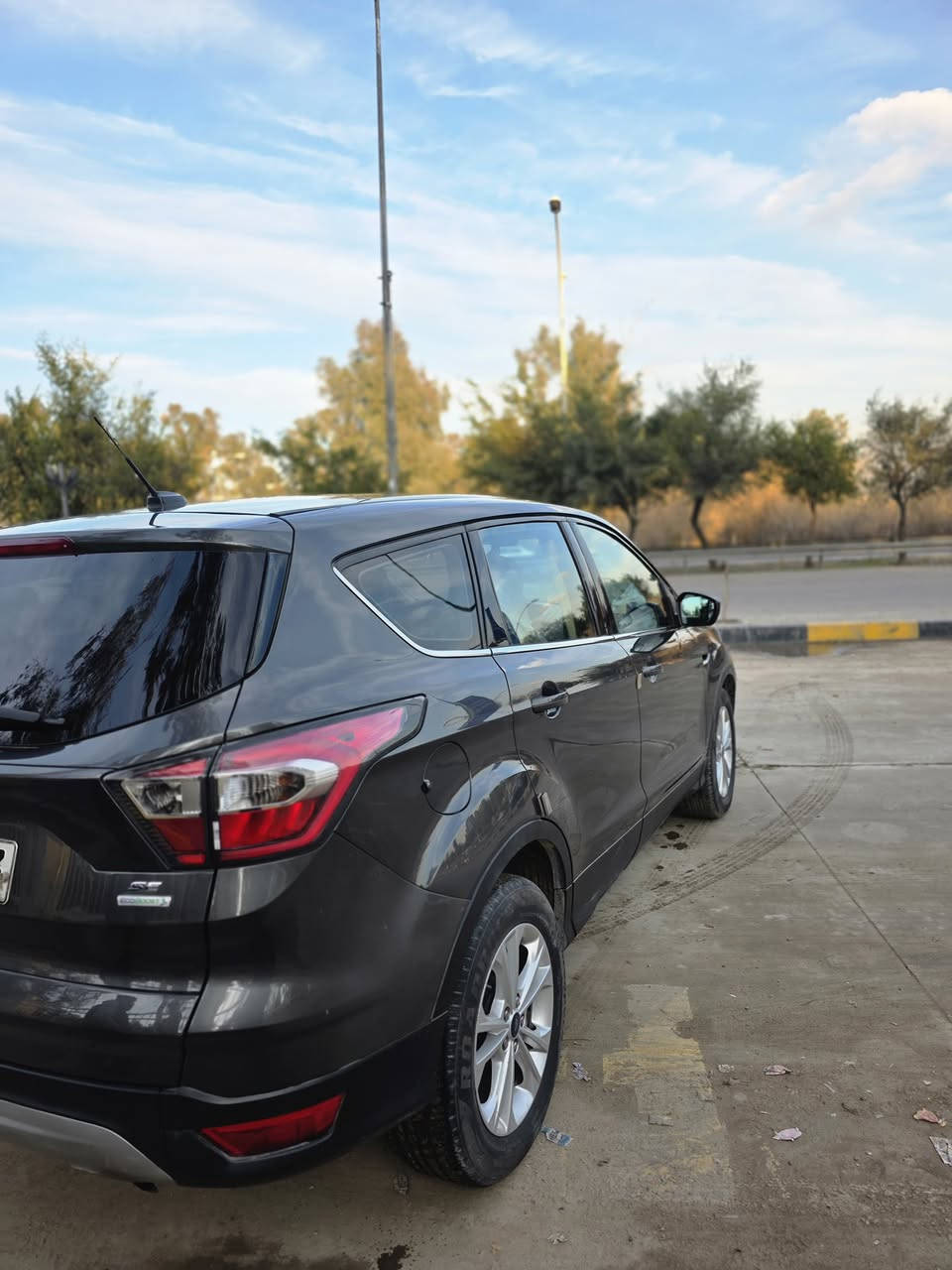 السلام فورد سكيب موديل 17 رقم اربيل الجديد  باسمي فحص وهزه جديده محرك 1500 تيربو وكير وتبريد وحدادية كلها بشرط تحكمات ستيرين منظومة لايت سستم صوت سيارة مال جناي على ايدي السيارة بيها قطعة وحدة تبديل 105$ وبيها مجال بدون دواخل بدون لغود والسونار موجود واي استفسار انا حاضر 
عنواني الموصل ***********
