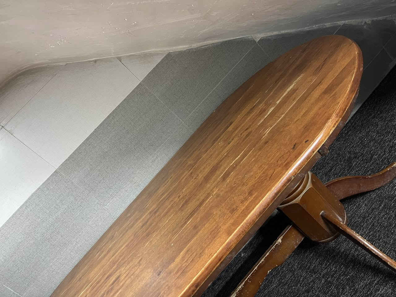 ميز طعام خشب صاج اصلي درجه اولى ما بي اييي ضرر يوجد معه خمس كراسي بدون دوشمه المكان البلديات السعر 150 وبي مجال خشب اصلي  درجه أولى رقم للتواصل ***********واتساب
