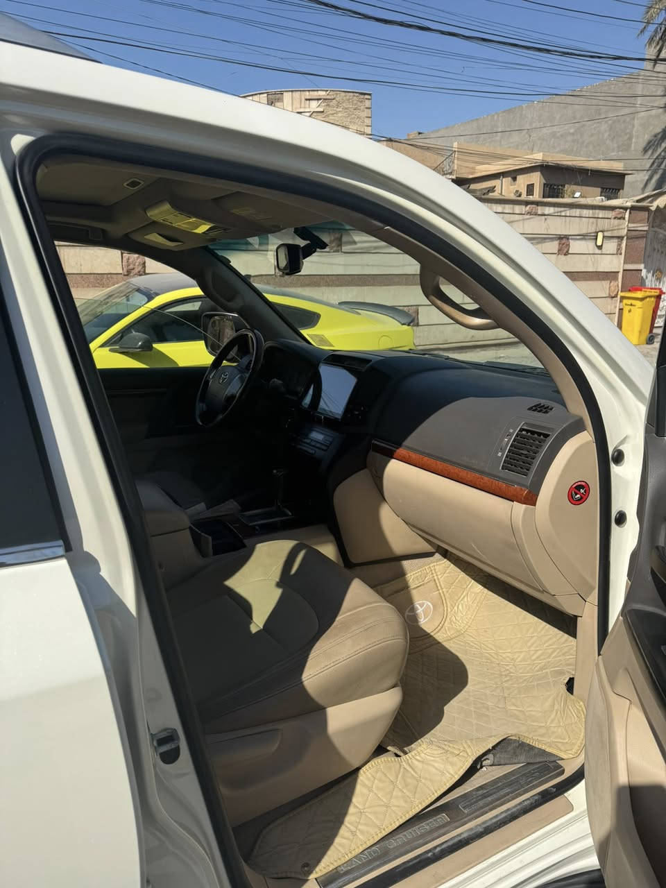 السلام عليكم للبيع لاندكروز 2014 Gxr  ساز. محرك 6سلندر 4000 سياره فوول جديده جدا بيه صبغ جاملغ خلفي فقط بدون دواخل تخم تاير  سياره كامله 
رقم بغداد الجديد بأسمنه سياره  جانيه 
مكاني بغداد السيديه 
***********
السعر 355
