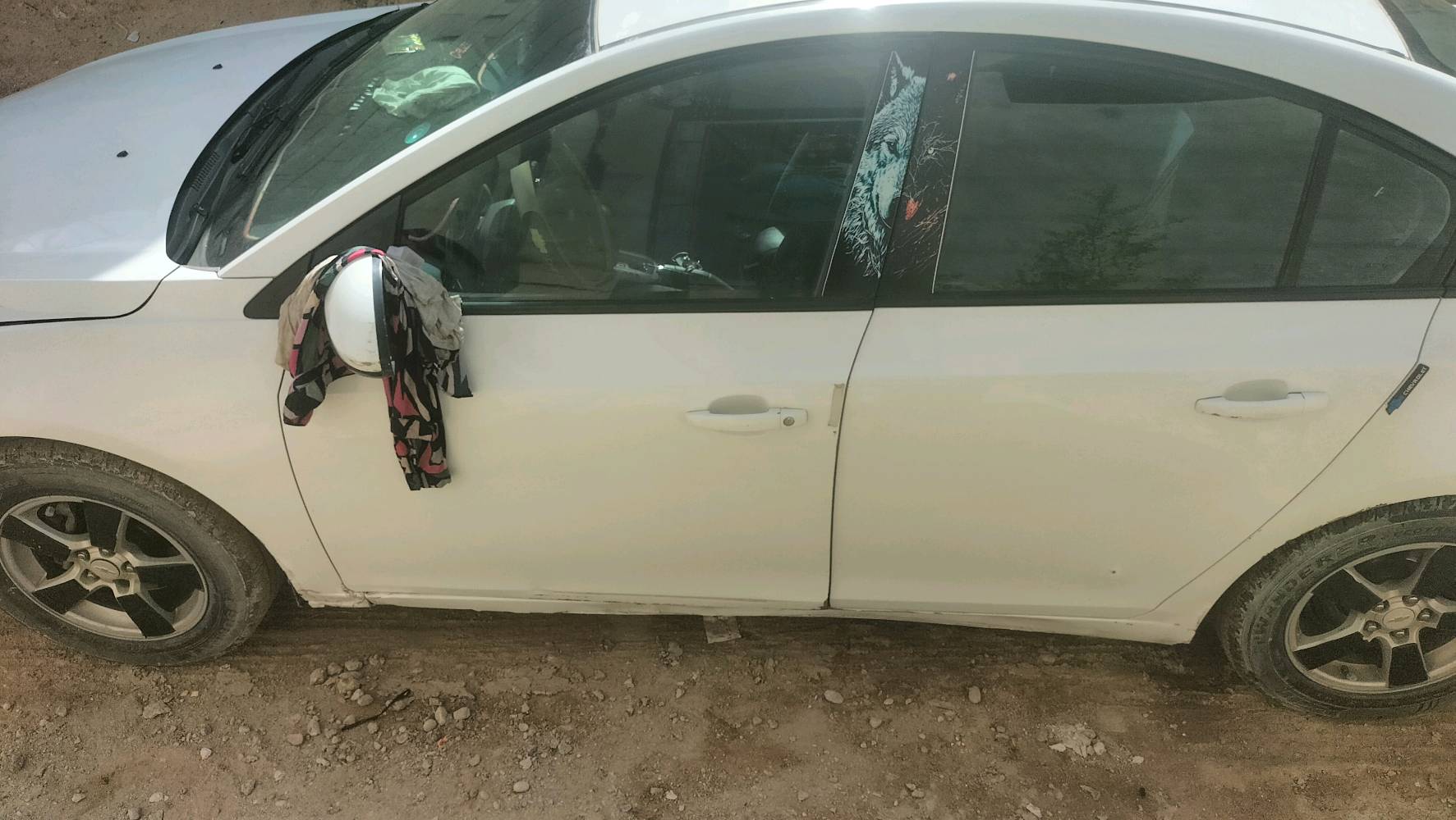 السيارة شيفروليه كروز LS موديل اقتصادي مريح بلون أبيض. تحتوي على نظام ناقل حركة أوتوماتيكي ومزودة بديكورات داخلية محافظة. مناسبة للتنقلات اليومية والقيادة في المدينة. فرصة جيدة لمن يبحث عن سيارة عملية. الرجاء الاتصال عبر الرسائل لمزيد من التفاصيل.