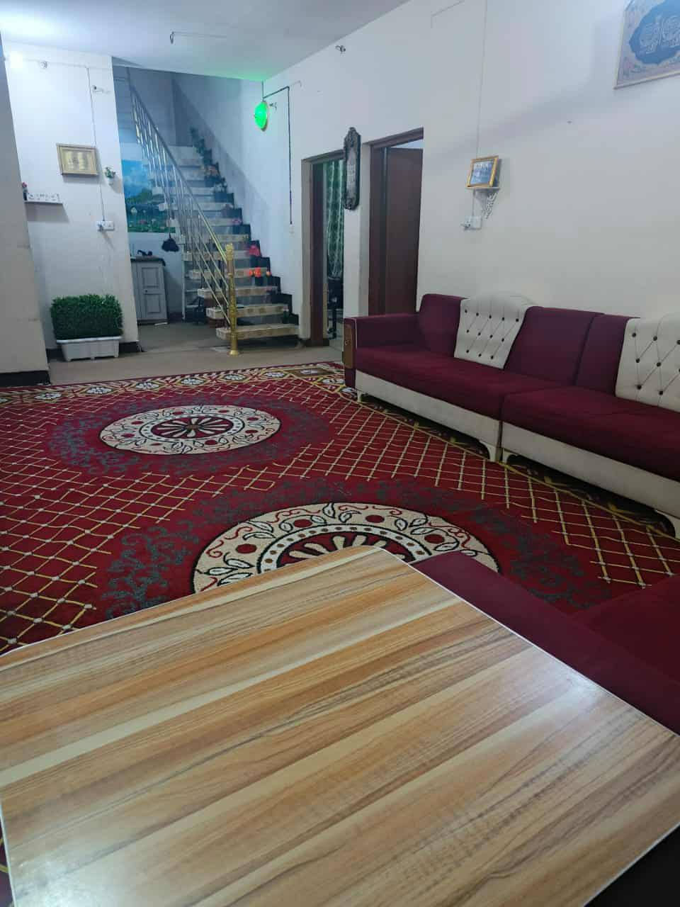 دار ٢٥٠م طابو زراعي سند ٢٥ مسجل وبي معامله تطويب وقرار محكمه البيت كونكريت مسلح سكف والارضيه صب مسلح يحتوي على غرفتين وصاله ومطبخ وستقبال وصحيات وحديقه وكراج وغرفه طابق ثاني البيت في ابو صخير نهايه شارع المحكمه بيت مرتب ونظيف والسعر مناسب السعر ٨٨وبي مجال للشراي 
اي استفسار مراجعه مكتب فاهم للعقارات ***********
