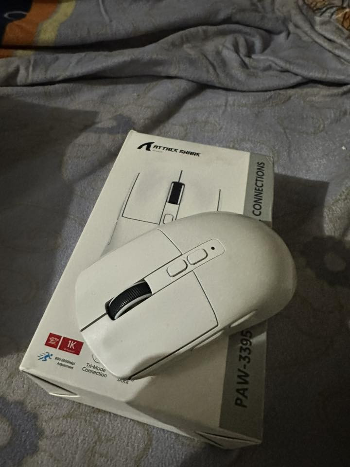 سلام عليكم 
واتساب ***********

شاشه نضيفه كلش خير من الله 
Msi 180hz فول HD
قياس 24
كامل ملحقات +
سماعه من corsair نضيفه خير من الله +
ماوس اتارك شارك x6 افضل ماوس بجيل الx

المحلقات موجودات مال كل القطع
