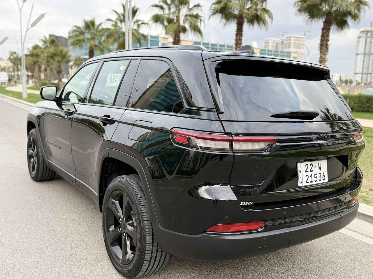 جیب گراند شیرۆکی بلاک توب Altitude 
موديل : ٢٠٢٤
مواصفات : فتحة و تشغيل عن بعد و بريك بسمة و رادار مراية و امامى و صندوق كهربائى و كوشن حار هيتر ستيرن حار هيتر و حساس خلفى و لايت زينون و موبايل وايرليس و شاشة كار بلةى  كوشن كهربائى و دفع رباعى ٤*٤ و معرك ٦ سليندر ٣.٦ .
ماشية : ١٠،٠٠٠ ميل 
تفاصيل : سيارة صريقة امامى بس بونيت صبغ بيلادى بدون دواخل و بدون ايرباك وسيارة مرقم جاهز وكالة و تحويل بشرط .
عنوان سيارة : اربيل 
رقم موبايل : ***********
***********
