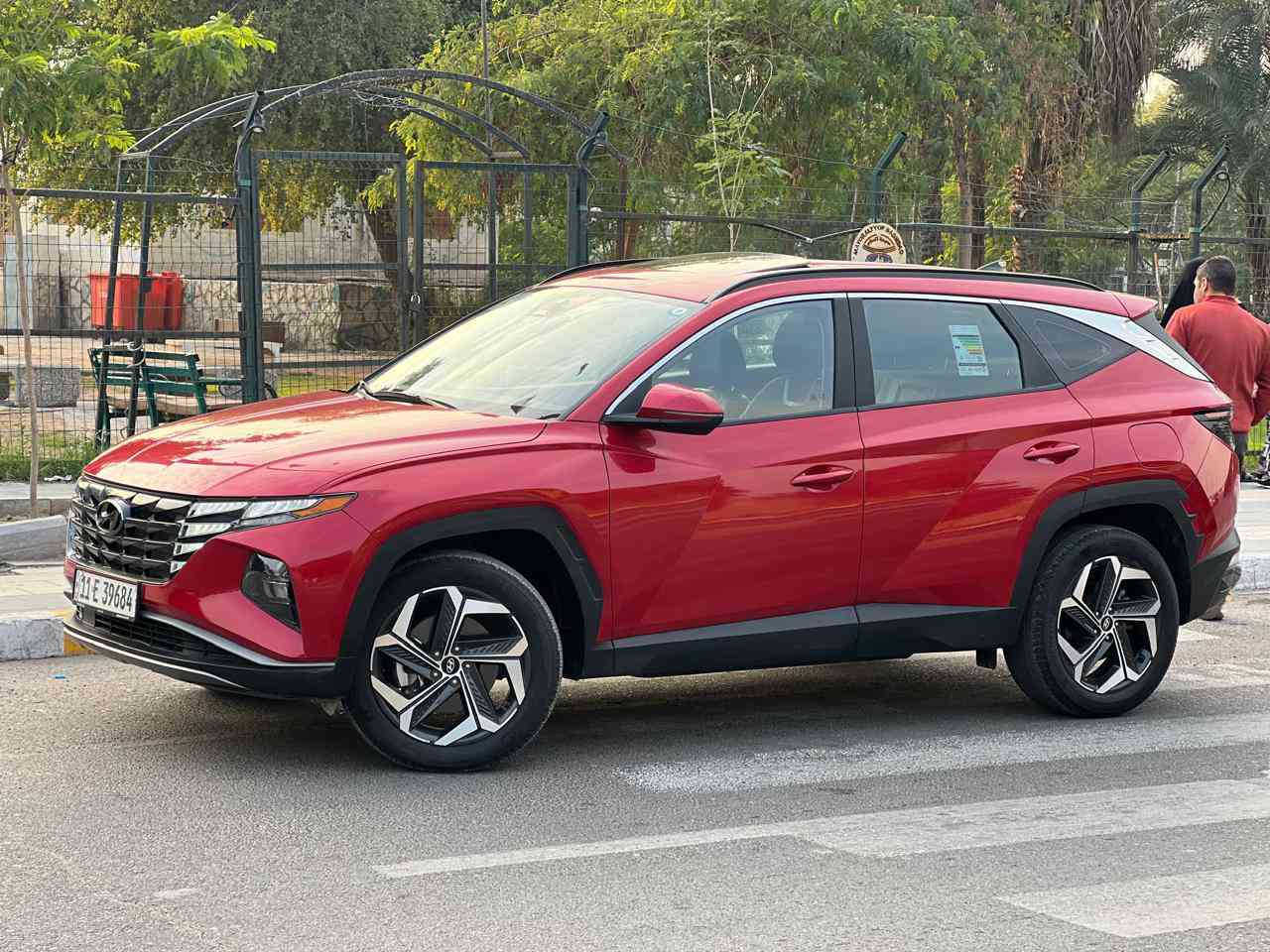 السلام عليكم توسان موديل2023مكينه2500حادث امريكه طرف البنيد وهنا مصبوغة عام بدون دواخل لغد شاصي مكفول فول فتحه بصمه السعر155عنوان بغداد الكرخ *********** ماشيه36ميل
