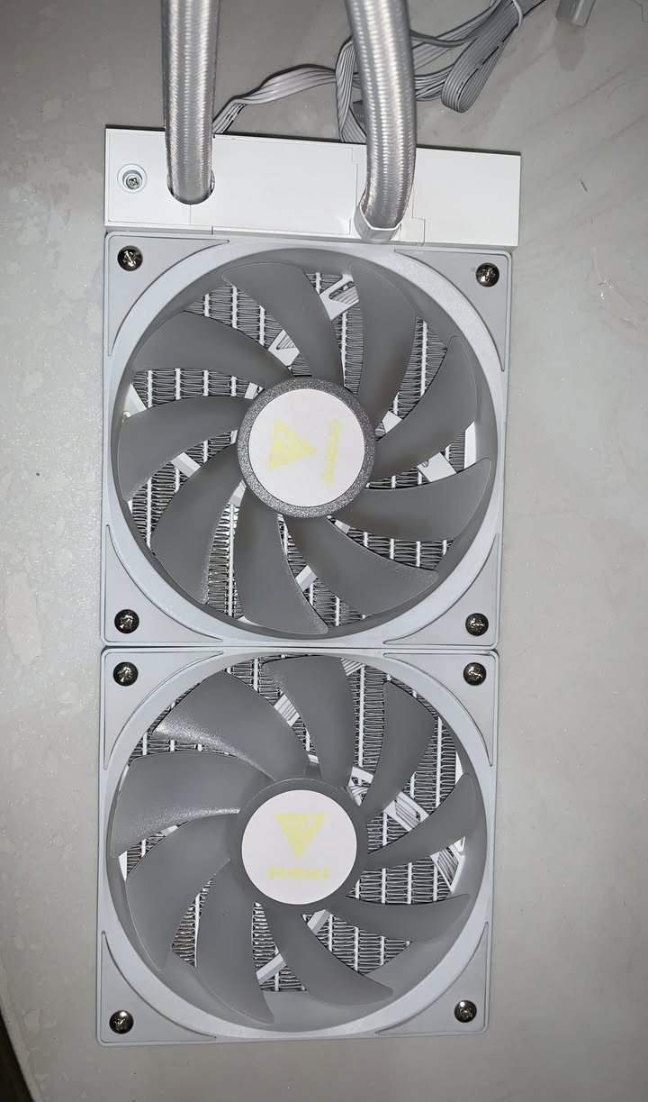 مبرد سائل (Water Cooler) للمعالج من شركة GAMDIAS
الموديل: CHIONE E4-240 White

المواصفات:
 • حجم الرادياتر: 240mm
 • لون: أبيض
 • مروحتين RGB ARGB
 • شاشة رقمية تعرض حرارة المعالج بشكل مباشر
 • إضاءة RGB قابلة للتحكم (متوافق مع ASUS Aura / MSI Mystic / ASRock)
 • تبريد قوي وهادئ
 • مناسب للألعاب والاستخدام الثقيل
 • يدعم أغلب سوكيتات Intel و AMD

السعر 60 الف 
العنوان : بصرة / معقل 
للتواصل /***********
