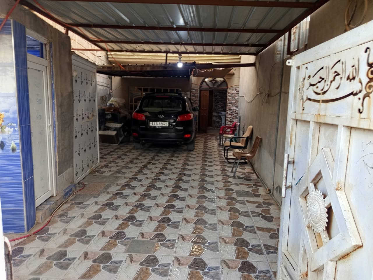 فرصه استثمارية موقع تجاري دار ومشتمل منفصل للبيع طابقين ملك صرف بناء حديث تحويل مباشر مساحة 250م واقع حال 273م  كامل الخدمات  بابين للبيت الاولى حي المعلمين السايدين مدخل مطعم جنة بغداد قرب نقطة الشرطة الباب الثانية فرع قاعة حي المعلمين للمناسبات الدار يتكون من استقبال وهول وثلاث غرف نوم ومطبخ وصحيات داخليه وخارجية وكراج كبير  وبيتونه  السعر 275مليون وبي مجال للشراي للاستفسار خاص او ***********

