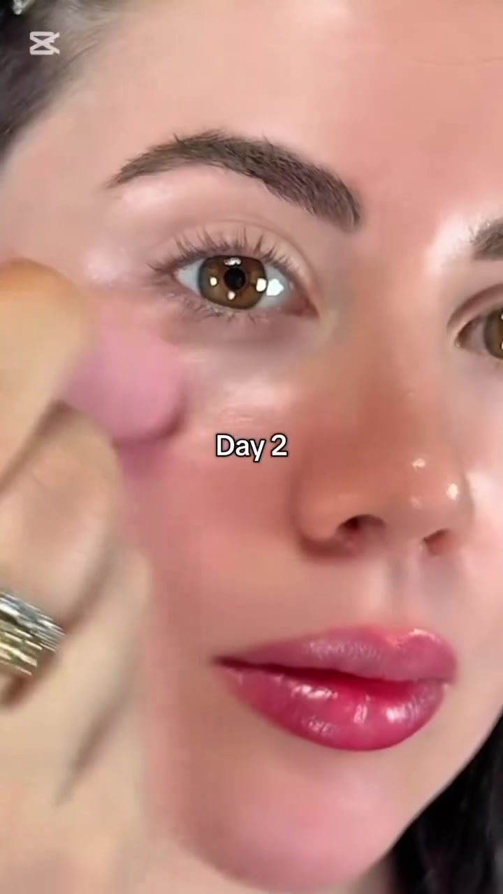المنتج الي خطف قلوب 🫶🏻❤ الكوريات رجع توفر من جديد 🥹🙈
Kahi Wrinkle Bounce Multi Balm Stick
مو بس مشهور بكوريا - حتى نجمات
ودراما كوريا ما يستغنون عنه K-pop
ستيك كاهي 💫
✨ يرطب بعمق ويعطي قلو 🫧
✨ يقلل التجاعيد والخطوط
✨يضيف لمعة ناعمة وصحية
✨مثالي قبل المكياج أو حتى فوقه # #
متوفر الآن من جديد🌠
#explore
#explorepage
#fyp


**إذا كنت صاحب هذا الإعلان وتريد حذفه لأي سبب، رجاءا أرسل رسالة إلى الدعم الفني**