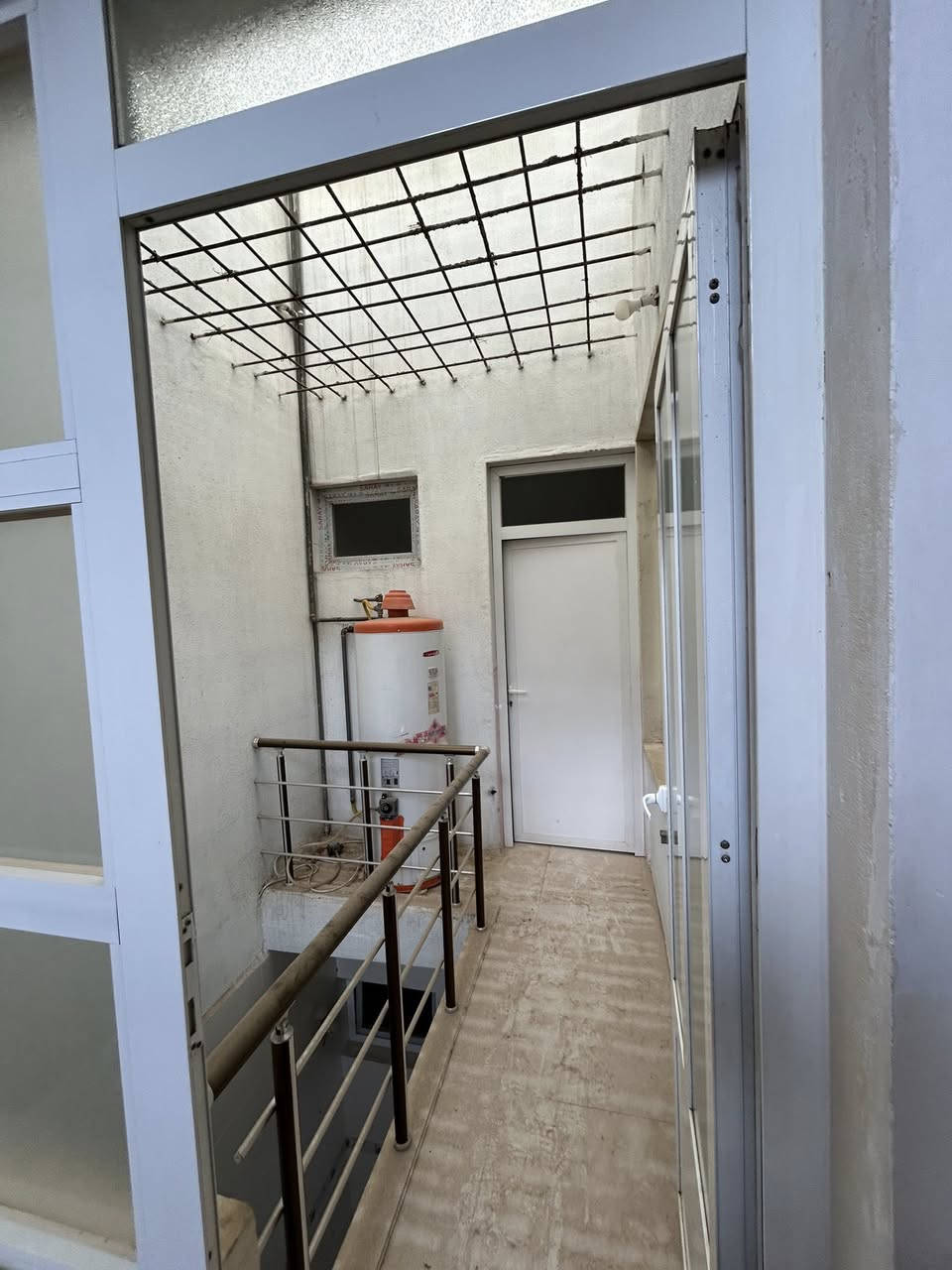 بيت للايجار في منطقة 5 حساروك 
مساحة البيت 125 متر واجه شروق 
قريب كلش على السوك 
3 غرف وصاله+3 حمامات 
بيت جدا نظيف 
للتواصل:*********** واتساب 
***********
