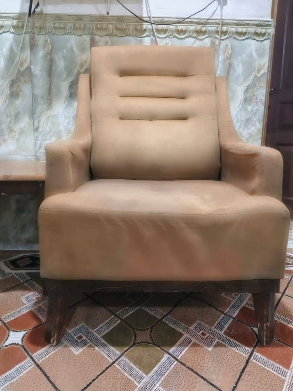 طخم قنفات مستعمل يتكون من قنفتين "2" كبيرتين قابلات للاتساع والفتح يمكن ان تصبح سرير (قنفة-سرير) 
و4 مقاعد 

السعر: 350 وبيها مجال
للإستفسار التواصل على الرقم: ***********
