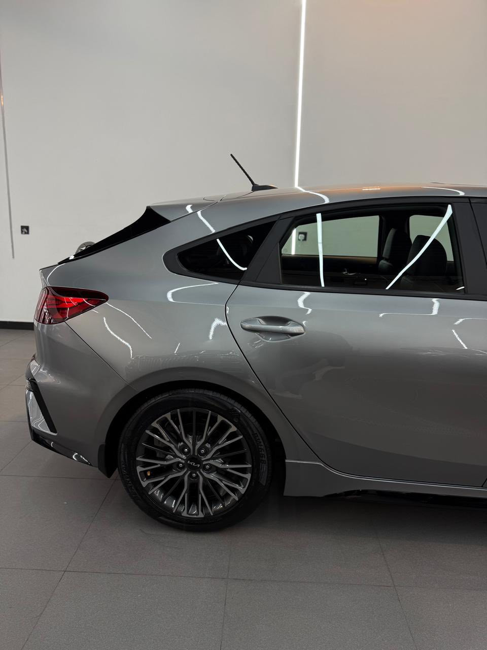 كيا فورتي
موديل 2023
ماشي 9000
جديده جدا بدوون اي نقوصات
السياره حادثه جدا بسيط
صور الحادث مرفقه
فول مواصفات 
السعر 155
مكانها بغداد
للاتصال ***********
ملاحضه السياره تباع برقم عادي
