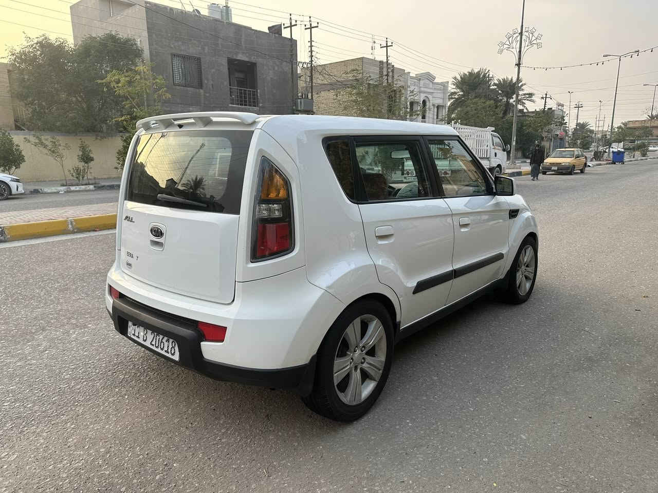 السلام عليكم *********** للبيع كيه صول وارد امريكي (لسعر 97) طخته جاملغ وبنيد موصفات سياره فول موصفات مكينه 2000 دوش فتحه تحكم ستيرن جهتين ويل كب داخل احمر مثبت سرعه سمعات ميوزك مكينه وكير وحداديه وتخم تايرات بحاله منازه جداً جدأ رقم بغداد تحويل مباشر مكان سياره في كربلاء
