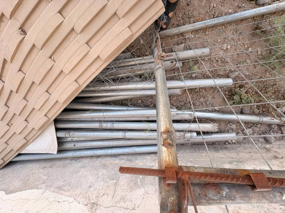 عندي سياج prc أربعين متر و باب حديد و دنك حديد الي يحب يشتريهن بالعامريه بغداد..***********

