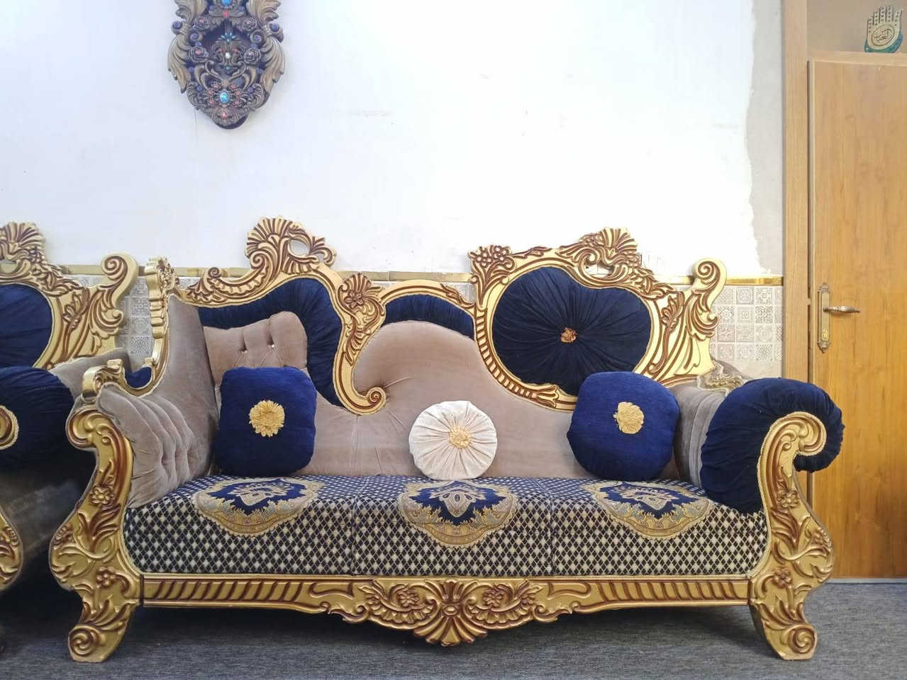 11 مقعد
 القطع ثنين كبار وثنين كراسي وحده وسط
بسعر 450 الف 
كربلاء شارع ميثم التمار 
***********

