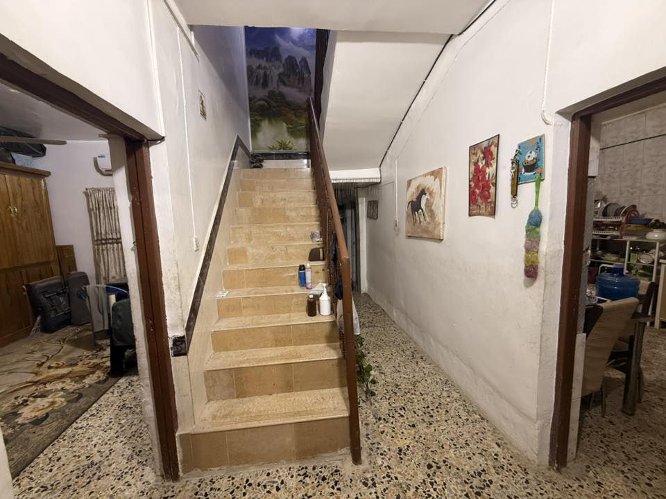 بيت للبيع
حي االوفاء على شارع 60 هندية وفاء
200م طابق ونص بي محلات
***********
