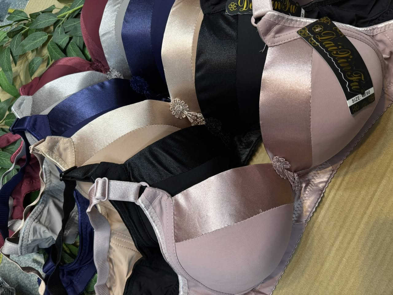 تشكيلة منوعة من الحمالات فقط سفنج وكورسي قياسات نسائي عادي. خاص للحجز والاستفسار واتساب ***********
