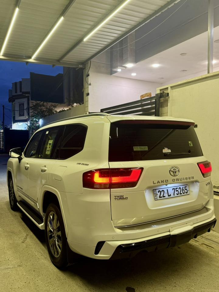 السلام وعليكم 
لاندكروز 2023 gxr توين تيربو ضمان شركة ساز بعدها بالضمان كل سيرفسها بالشركة 

فول مواصفات معروفة / فتحة وبصمة وجلد كراسي كهرباء وتبريد جنطة كهرباء ثلاجة طفاية شاشة لكزس سستم سماعات jbl  لد بالشباك ولباقي فول 
مكفولة كفالة عامة فقط بارد كد شبر بالباب موضحة بالصورة + سونار مرفق بالصور 
ماشية 29 الف كيلو متر حقيقي شرط الفحص
رقم اربيل بأسمي شخصياً 
مكان السيارة بغداد 
للاستفسار / *********** 
السعر / 655 (65.500 $ ) وبيها مجال
