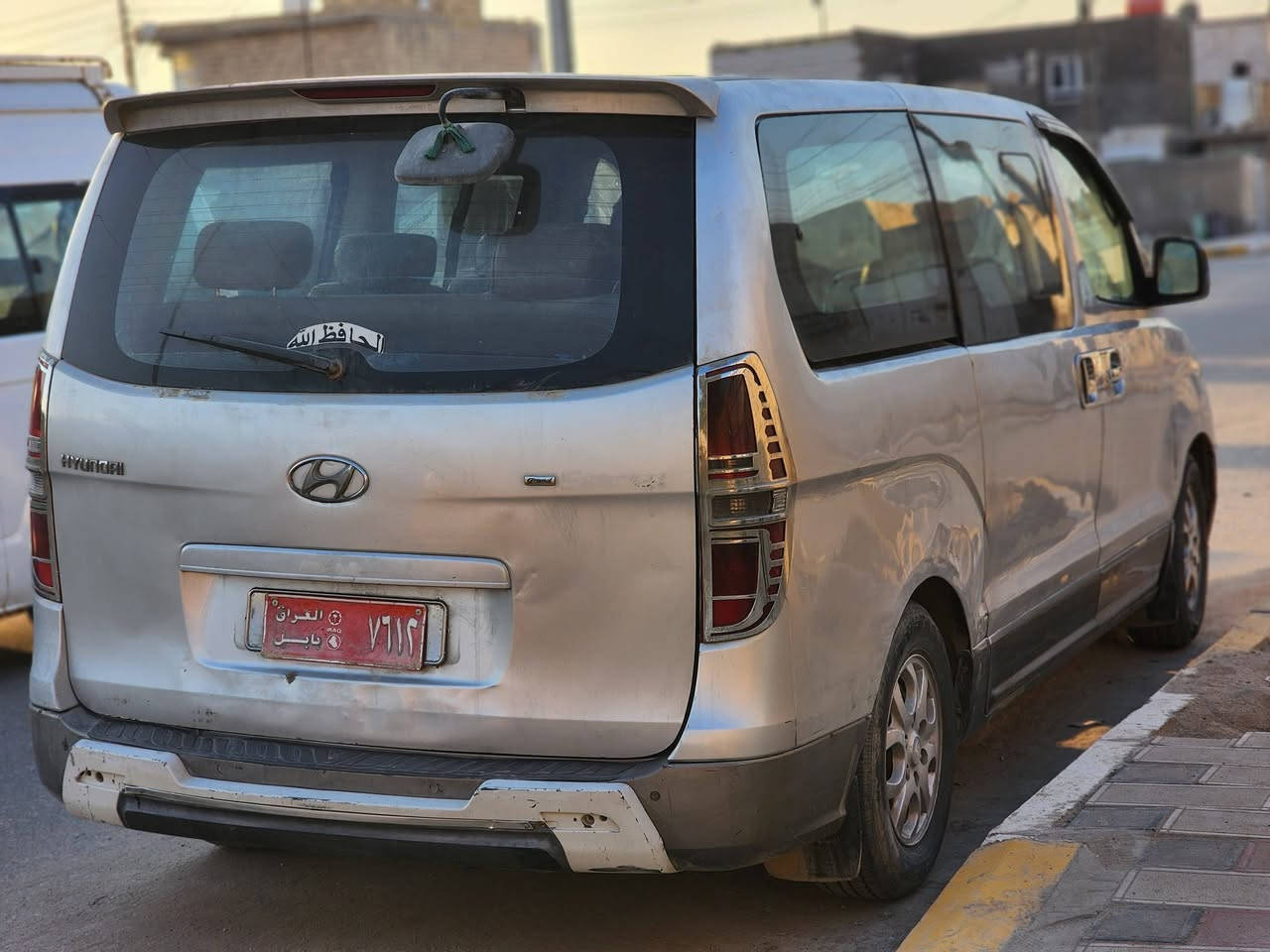 السلام عليكم
ستاركس للبيع 2008 سلفلي اللون مفتوح 
بيه طخات بسيطه مكفوله من العيب الشرعي رقم صدامي ما نندل صاحبه مكينه و كير و تبريد مكفولات حداديه 80 بالميه 
السعر 75 وبيه مجال بسيط 
***********
