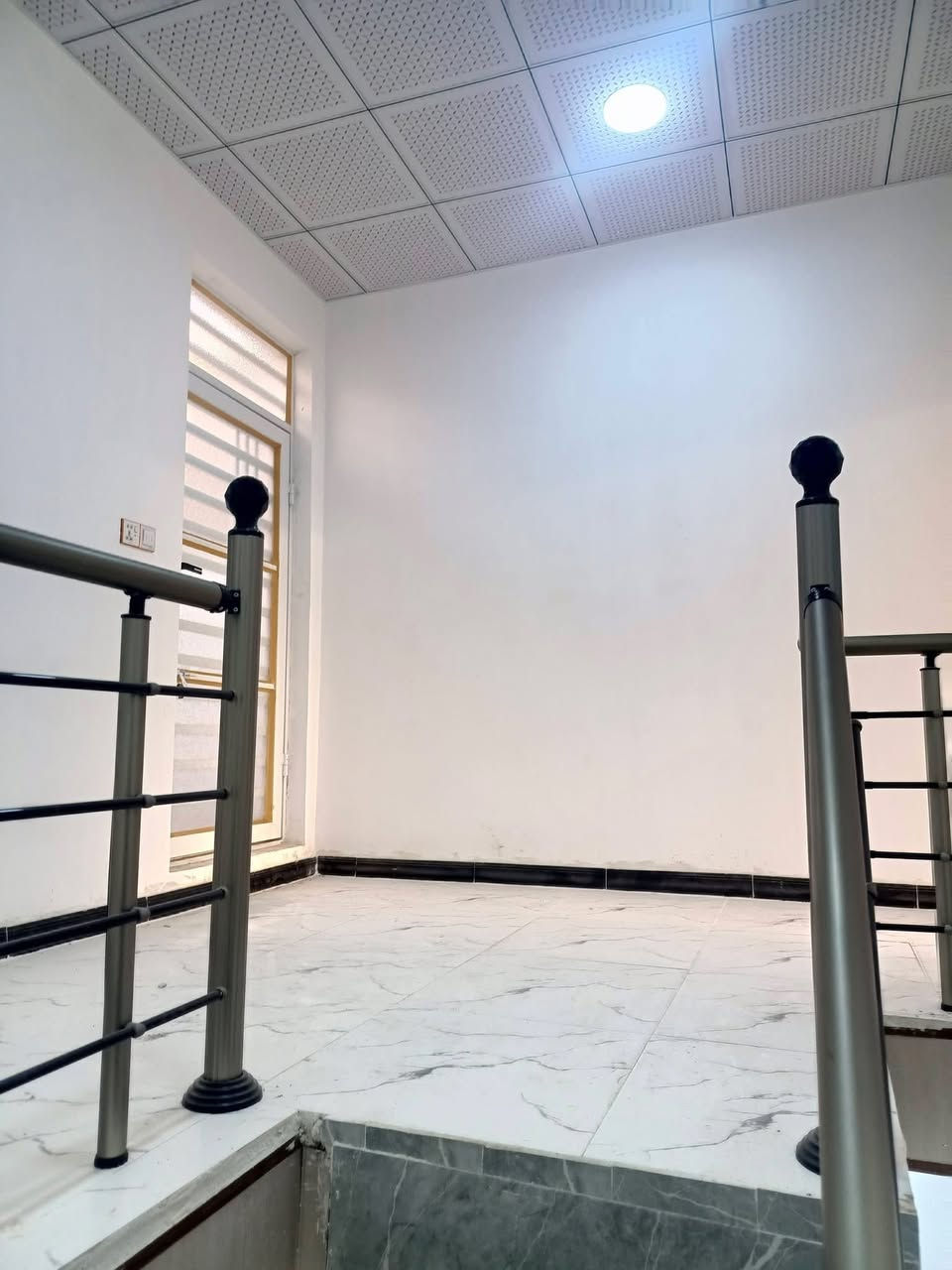 يوجد لدينا بيت للبيع حي ميسان قطاع 77ع الشريط قرب شارع 20متر مساحه 50متر طابقين يحتوي على استقبال وصاله ومطبخ وصحيات والطابق الثاني يحتوي على غرفه وصاله وصحيات صب كونكريت ارضيه بورسلين جدران سيراميك سقوف سي إن سي السعر المطلوب خاص 

للاستفسار والمعلومات اتصل ***********
