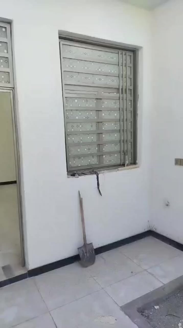 سلام عليكم بيت 120 متر بالسكان  ب 4000 قرب مدرسة الحريه متوجهه من شارع وتتدخل عليه خامس بيت عن شارع
بيت جاهز من كلشي غرفه ومطبخ وديوانيه وصاله وصحيات داخليه وخارجيه حديقه صغيره واجهه كامله الغرفه حاليا نصبقت 
سعر 90 وبيه مجال لشراي 
***********
