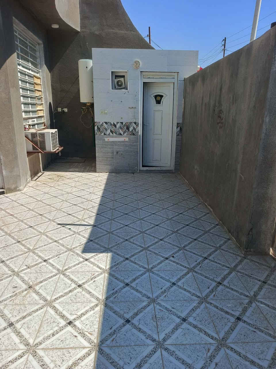 الدار للبيع المساحه 200متر طابو زراعي سند 25 الموقع حي علي قماره قرب أسواق حسون ثاني بيت عن التبليط عرض الشارع 7متر    بناء طابوق السقف صب كونكريت بناء حديث يتكون من غرف نوم ثنين وستقبال وصاله ومطبخ مجمع صحي خارجي وداخلي وطارمه وممرات داير البيت وطارمه أي استفسار إتصال على الرقم التالي واتساب ***********
أو مراجعة مكتب ابو زهراء التميمي شارع المواكب مقابل حسينية الخزرج البيت حالين فارغ
