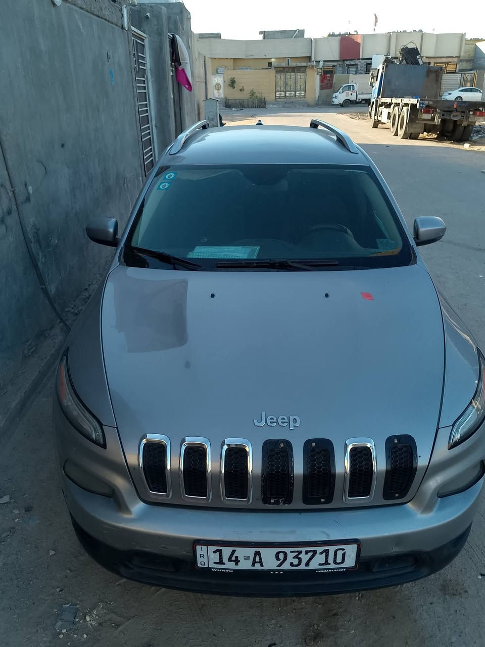 السلام عليكم للبيع سيارة جيب شيروكي موديل 2016سيارة حلوة ونضيفة كير مكينة ارقام نكليزي طخم تاير مكاني بصرة رقم ***********
