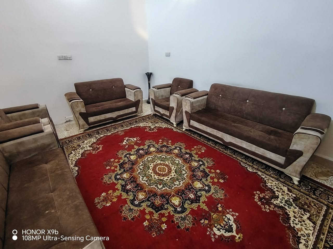 بلااااااااااااااش 
طخم قنفات يحمل 10 نفرات ثقيل نظافة 90 ب 250 ألف *********** العمارة دور النفط
