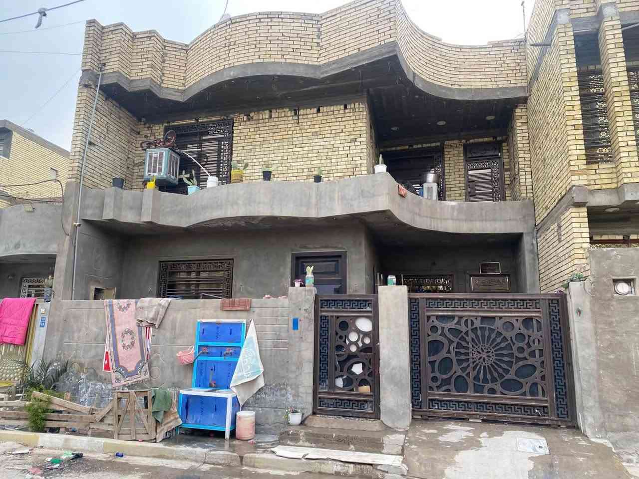 السلام عليكم بيت مساحه 180 للبيع طابقين  كامل مكمل  المكان سكينه شارع المكاتب اول فرع من شارع الروضه اليقين ***********
