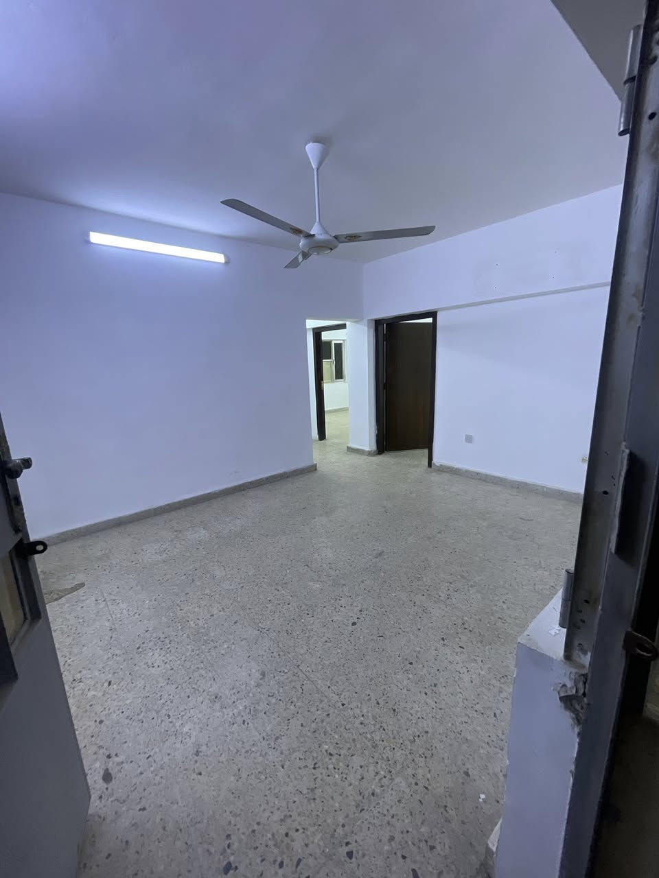 🔴شقق للايجار في الكرادة🔴
📍الموقع : كرادة داخل موقع مميز تجاري
🔷شقة 1 : مشتمل معزول مساحة 190 متر غرفتين وصالة ومطبخ وحمام مع ترك طابق ارضي مع كراج يتسع لاربع سيارات 
🔷شقة 2 : غرفتين وصالة ومطبخ وحمام طابق ارضي 
🔷شقة 3 : غرفة وصالة ومطبخ وحمام طابق ارضي 
🔷شقة 4 : غرفة وصالة ومطبخ وحمام طابق اول 
🔹حالة الشقق  : نظيف 🔹
🔹يصلح ايجار : شركات/ عوائل🔹
————————— 
🏢 شركة المستقبل للاستثمار والتسويق العقاري 
🔺نستقبل كافة عروضكم وطلباتكم 
🔺للاستفسار : 
***********
