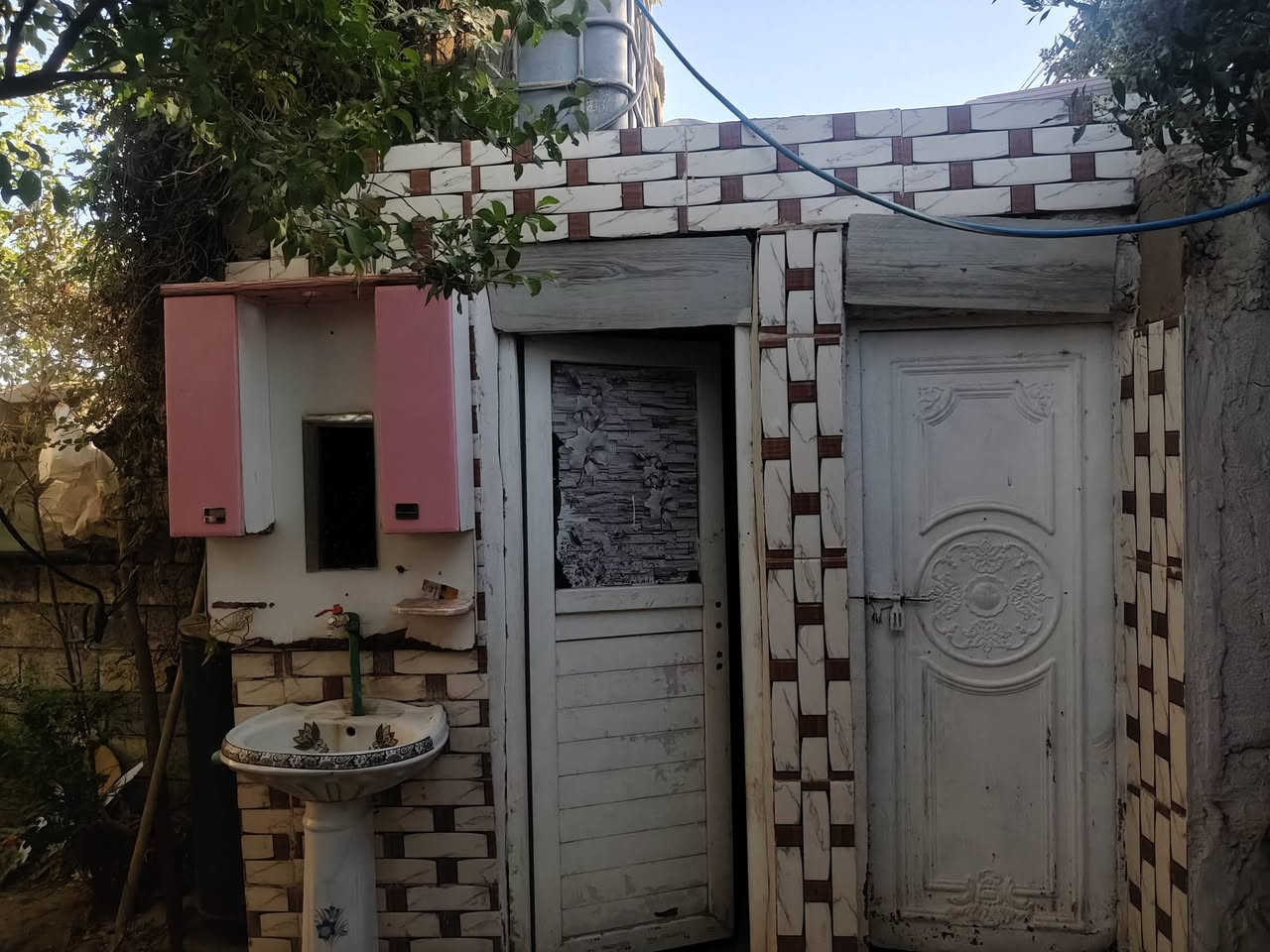 سلام عليكم دار للبيع مساحته200متر بيها مشتمل غرفه وصاله ومطبخ وصحيات ولبيت ثاني غرفتين وصاله ومطبخ وصحيات  بنفس لميتين صنف لعقار سند25بحي رمضان ابو صخير قرب مدرست المواهب بيت جاهز عوزه ملاحضات هذه رقم تليفون خابر وبخدمتك***********
