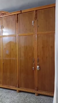 غرفة خشب • نضيفه • واسط