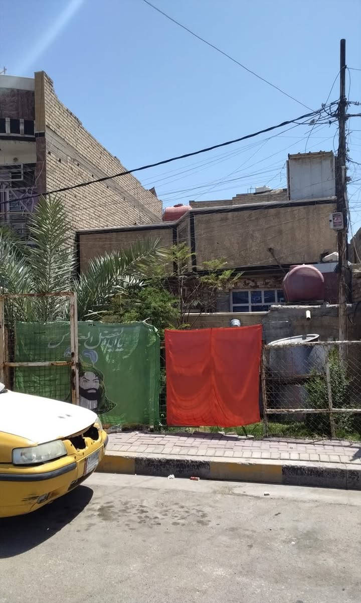 سلام عليكم بيت مساحته 180متر في حي الكوفه  طابقين فوك غرفتين وحمام وتواليت النزال 24والعرض سبعة ونصف السعر  125 مليون العنوان أول استدارة قريب على وسام الكهربائي على جهت اليسار اليحب يتصل ***********
