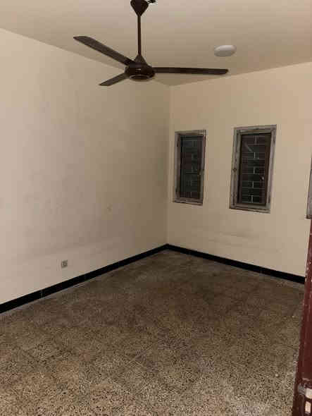 شقة طابق ارضي بالشقق البيض ب ٨٥٠ ألف شهريا للإيجار مطلوب عائله مرتبه  تلاثه نوم وصاله ومطبخ وخدمات وكراج وحديقة تقع على الشارع مال شقق ونظيف جداً ومصبوغه 
***********  مكتب جوهرة السيديه مجاور مدخل الخيزران
