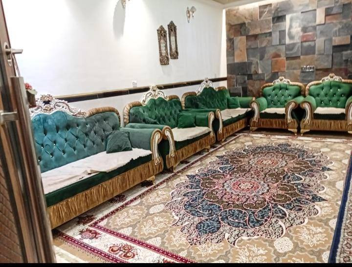 بيت للبيع قرب شارع الطاقه المساحه 150 بناء حديث قاطين الطابق الارضي استقبال ومطبخ وصاله وغرفه زائد مجمع صحيات داخلي وخارجي والقاط الثاني 3 غرف نوم زائدا صاله مع صحيات والقاط الثالث مخزن كبير والبناء كله درجه اولئ للاستفسار التصال بالرقم ***********
