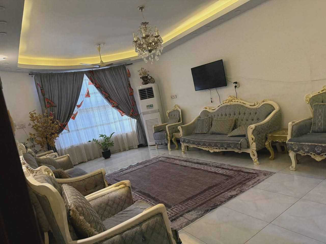 🔴 دار سكني للبيع 🔴
📍 المحافظة: الديوانية 

📍 المنطقة: حي الجمعية (جمعية الإسكان)

📌 أقرب نقطة دالة:شارع منجه العلوية/ أسواق الجمعية

📐 المساحة: 205 م² ✅

📏 الواجهة: 14 متر

📜 صنف العقار: طابو صرف

🏠 تفاصيل العقار:

🔹 الدار مكون من طابقين

🔴 الطابق الأرضي: ▪️ استقبال ▪️ صالة ▪️ غرفة نوم ▪️ مطبخ حار ▪️ مطبخ بارد ▪️ مجمع صحيات داخلي ▪️ مجمع صحيات خارجي ،مع ممر يدور حول الدار

🔴 الطابق الثاني: ▪️ غرفة نوم ماستر (غرفة مع صحيات) ▪️ غرفتين نوم ▪️ صالة.
يعني الطابق الثاني 3غرف نوم +صالة.

موقع مميز جداً بصف الركن 
فرق بيت واحد عن الشارع الرئيسي وقريب من كل الخدمات
علماً انهُ الشارع الرئيس(شارع منجه العلوية)الآن تحت التأهيل

💰 السعر والأستفسار: الاتصال على الرقم ***********

