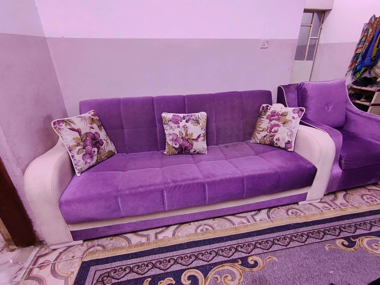 تخم تركي اصلي ثقيل كرويتات ثنين يتحولن سرير واربعة كراسي مستعمل مع ١٠ كوشات 