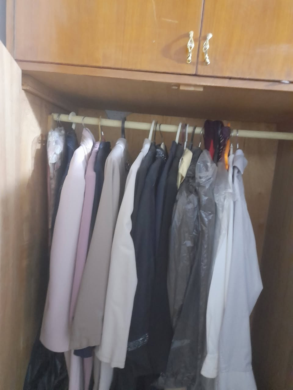 غرفة نوم مستعملة ستة أبواب وملحق السعر ٥٠٠ ألف الاتصال على ***********
