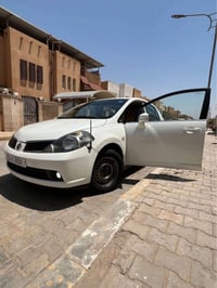 نيسان تيدا • ٢٠٠٧ • ابيض صدفي