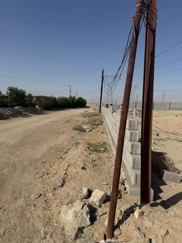 سلام عليكم دونم ب الدواجن ٢٥٠٠متر مسيج وبيه بلوك وسميت ورمل عن الشارع العام كيلو ***********
