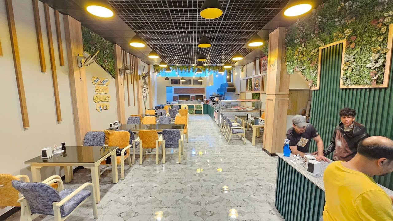 من رخصة الادمن موجود ميز عدد10مع الكراسي عدد40 للبيع ويوجد اغراض مطعم للاستفسار الاتصال على الرقم ***********
