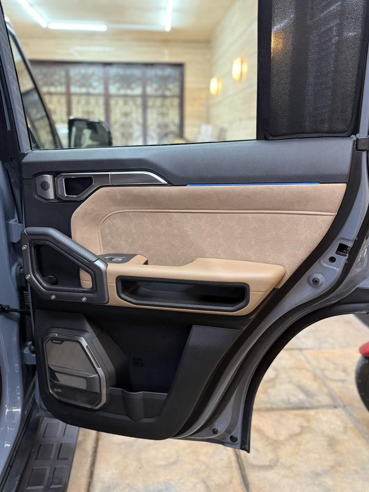 جيتور T2 2025
جيتور T2 2.0L LUXURY

الموديل: 2025 (خليجي) 

العداد  14.000
مع رقم اشبه بلمييز  

المحرك: 4 أسطوانات L 2.0 تيربو 254 حصان حقن مباشر

عزم الدوران (نيوتن-م): 390

ناقل الحركة: اوتوماتيكي دبل كلاتش من 7 سرعات

نظام الدفع: نظام دفع رباعي متطور من BorgWarner

الضمان الأساسي: 6 سنوات وعداد كيلومترات مفتوح

ضمان المحرك: 10 سنوات او 1،000،000 

بعدها داخل الضمان و الصيانة كلها داخل الشركة 

المواصفات:

*فتحة سقف بانوراما 1.1م

*إطارات قياس 20 إنچ

*الصندوق شفط

*الشباك الامامي المضاء  بجيتور 

*مثبت سرعة مع رادار تفاعلي

*نظام القيادة شبه الذاتية

*نظام الكبح التلقائي في حالة الطوارئ

*نظام تحذير الاصطدام الامامي والخلفي

*كاميرات محيطية 540 درجة

*حساسات أمامية وخلفية

*نقطة عمياء

*نظام تحذير مغادرة المسار

*نظام المساعدة للبقاء في المسار

*شاشة التحكم بقياس 15.6 إنچ

*شاشة القيادة بقياس 10.25 إنچ

*نظام صوتي متطور 12 سماعة من Sony

*نظام أبل كاربلاي وأندرويد أوتو لاسلكي

*نظام اوامر و تحكم صوتي

*مقصورة الركاب من الجلد الفاخر والكنتارا

*مقعد السائق والراكب كهربائي

*مقاعد السائق والراكب مبردة و مدفئة

*مقاعد السائق والراكب مزود بذاكرة لحفظ 3 وضعيات الجلوس

*إنارة ترحيبية مع إنارة محيطية متعددة الالوان

*عتبات الأبواب مضيئة

*مصابيح أمامية وخلفية أوتوماتيكية LED 

*التكيف التلقائي للضوء العالي

*نظام تقليل الضجيج النشط مع زجاح مزدوج

*المرايا الجانبية قابلة للطي كهربائياً ومدفئة

*دخول ذكي و تشغيل عن بعد

*خاصية إغلاق نوافذ وفتحة السقف عن بعد

*شاحن هاتف لاسلكي سريع

*نظام تنقية الهواء PM2.5 وفلتر N95

*مسند الذراع الوسطي مع ثلاجة

*انماط قيادة متعددة للطرق الوعرة

*وسائد هوائية امامية و جانبية عدد 6

*ماسحات الزجاج الأمامي مع حساس للمطر

*دوسات جانبية

*نظام الفرامل الأوتوماتيكي Autohold

*نظام التحكم بنزول المنحدرات

*نظام المساعدة لصعود المرتفعات

*نظام مراقية ضغط الاطارات
 

ومكان السيارة بغداد
***********
***********
