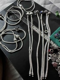 سوارات • مداليات بندورا • مختومه