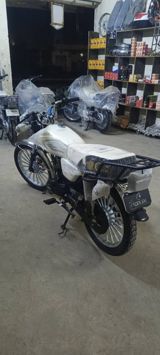 ياالله //قطعة جيس ومال عيد
الإستفسار //***********☎️☎️***********
السيفاان ال 25 الأصلي استعمال ( 12)يوم فقط زيرو
نظافة 100٪٪100 كفالة بصمة تشغيل🛵 
⚙️مكينة 200cc 
لوون مميز دولار ابيض ⬜
مكان ///الصويرة #السبيس تقاطع حي #الزهورر
