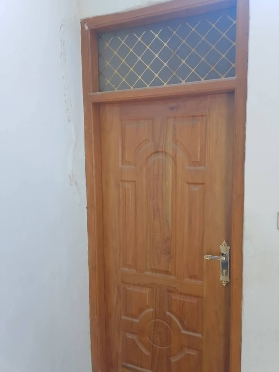 بيت 50م في حي الرحمة نظيف جدا يقع خلف مطعم ثابت يحتوي على غرفة وصالة ومطبخ وحمام ومنور السعر 21 ‏‪وبيه مجال للتواصل الاتصال على الرقم
‏‪***********‬‏
