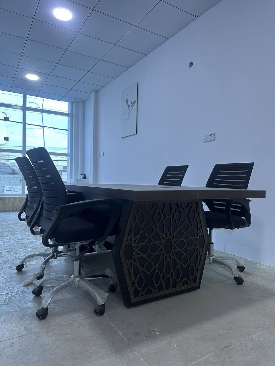 ميز مكتبي و ميز اجتماعات جديد للبيع مع كراسي
ميز مكتبي عدد 2 مودرن مع كراسي عدد 3 ثابت وكرسي دوار ومجرات عدد 2 
ميز اجتماعات جديد مع كرسي دوار عدد 4 
نظافة 100‎%‎ 

(مكلف بالنشر ) للاستفسار عن السعر
***********
***********
