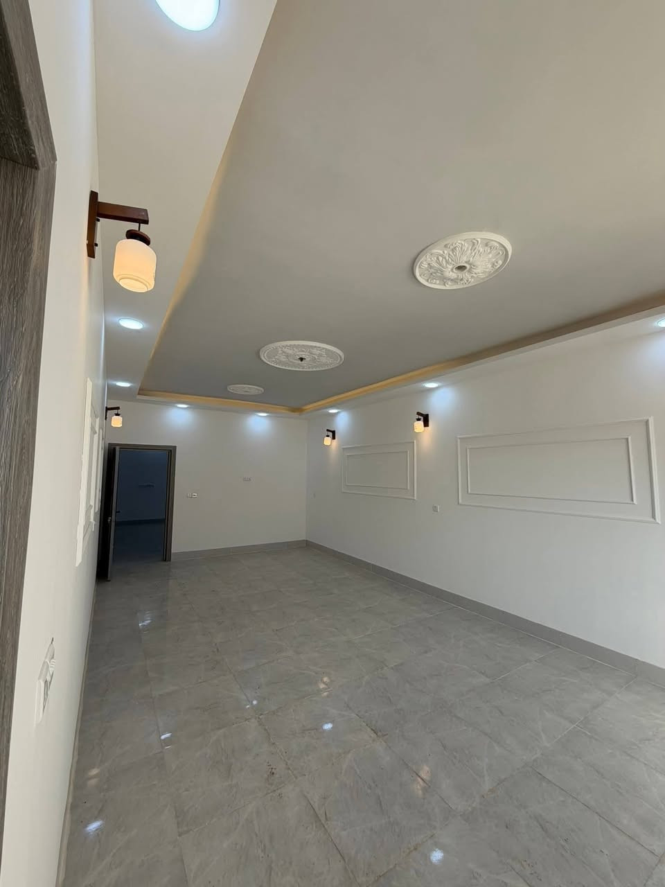 السلام عليكم 
🏛️بيت للبيع العنوان تكريت حي القادسية مربع الحلاوي قرب مدرسةحواء المساحة :300 م 
واجهة 10 ونزال 30 
يحتوي على ٥ غرف نوم +استقبال +مطبخ +صحيات عدد ٣ +مطبخ حار +بارد +حديقة +كراج 🚗 
للاستفسار؛***********
