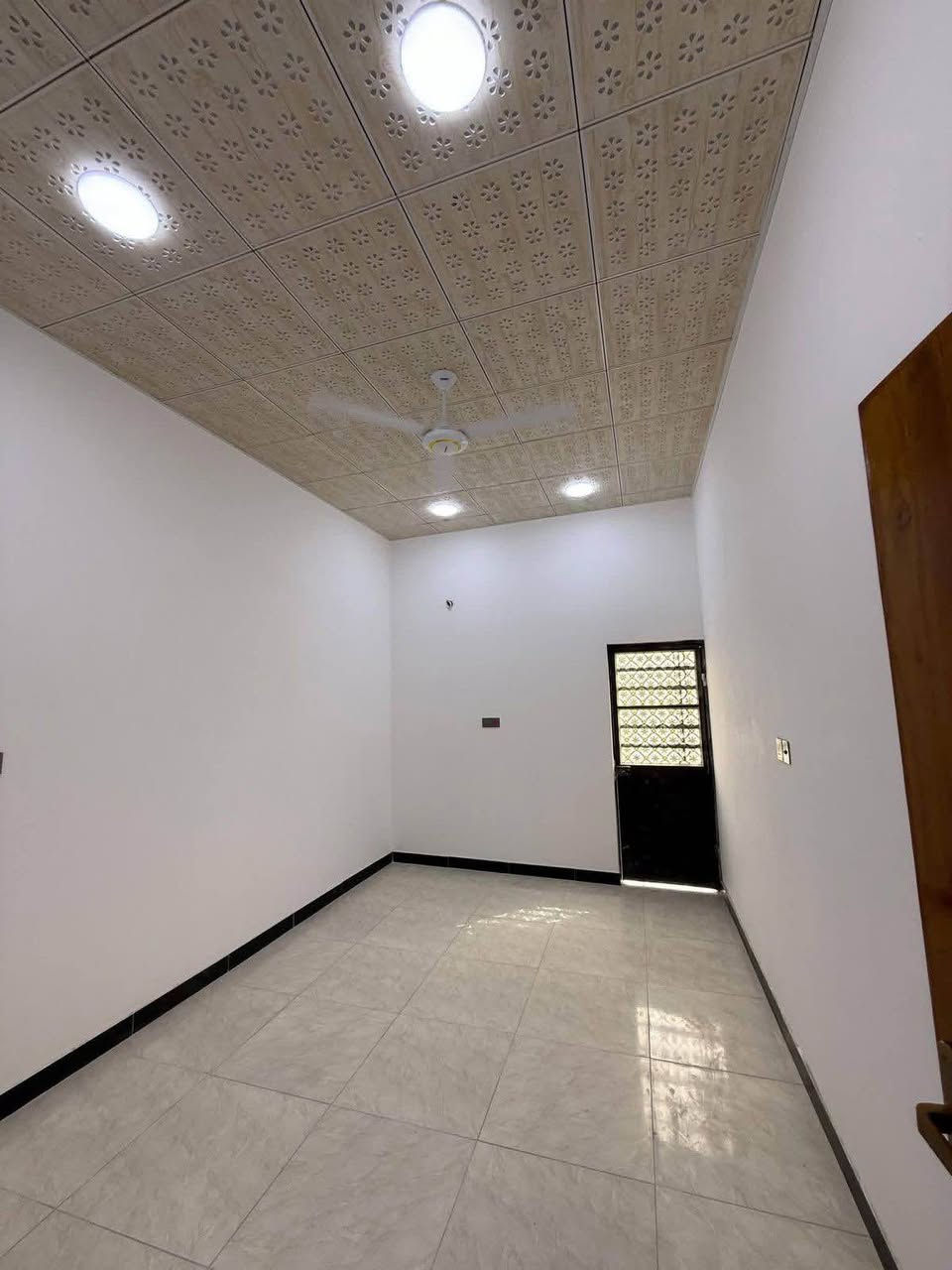 سلام عليكم 

دارين سكن بناء حديث 2026 جديد للبيع 😍

مساحه كل بيت 120 متر 

#طابو ملك صرف زراعي 
بأسم عراقي اصولي 
سند 25

يحتوي كل بيت على 
غرفتين نوم 
و ديوان 
و صاله و مطبخ و مناور 
و صحيات داخلي و داخلي 
بيوت مرتبه 
و كافه الخدمات متوفره 

#العنوان بصره أبي الخصيب منطقه الصنكر 

جميع الخدمات متوفره منطقه كلش مرتبه و جيران ذهب  

سعر البيت الواحد 75 مليون و بي مجال 

صادق 
للاستفسار والتواصل ((***********)) ابو كيان البصرة, العراق
