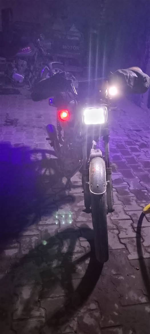 السلام عليكم شباب دراجه للبيع 
محركه محرك دايون صالي اقل الشهر من شاده 
دراجه بدل بيهه بس كلجات اوراق اصولي
بس وحده من الوراق ضايعهه عندي الهه استنساخ 
ماتسجل رقم بس سيطره تعكب مالهم علاقه بيك 
سعر 550 و بيهه مجال مكاني الرضويه 
فيس و واتساب موجود رقم (***********)
