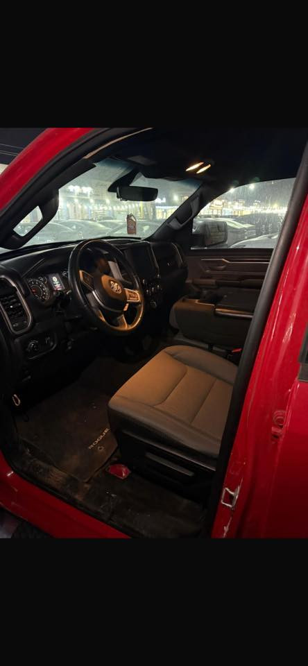 السلام عليكم . دوج رام ٢٠٢٣ للبيع
بك هورن 
ماشية ٤٠ الف ميل 
محرك ٥.٧ ايتورك ٨ سلندر 
تسجيل جديد رقم اربيل 
مصبوغة عام السيارة وصور الضربة مرفقة بالمنشور 
سعرها ٢٣٥٠٠$ دفترين و٣٥ ورقة وبيها مجال واذا مرواس بسيارة صغيرة ٤ سلندر موديل حديث ونتفق على الفرق هم ترهم .
مكان السيارة في اربيل وتحويل مباشر 
اي استفسار اني حاضر على هذا الرقم 
*********** واتساب متوفر
