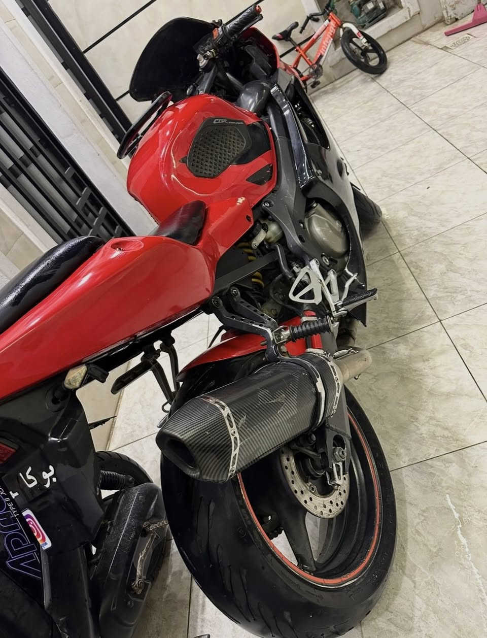 السلام عليكم اخواني 600 f4i للبيع امانة الله الدراجة تجي تفحص بيدك وجيب وياك فيتر سويتلها ادامه قبل اسبوع مكينه سليمه مامفتوحه  اكفلها الك تجي تاخذها من بيتي واني بالخدمة السعر 23 وبيها مجال للطيبين الشراي يتواصل واتس اب او يتصل واني برسم الخدمه ***********  مكاني بغداد
